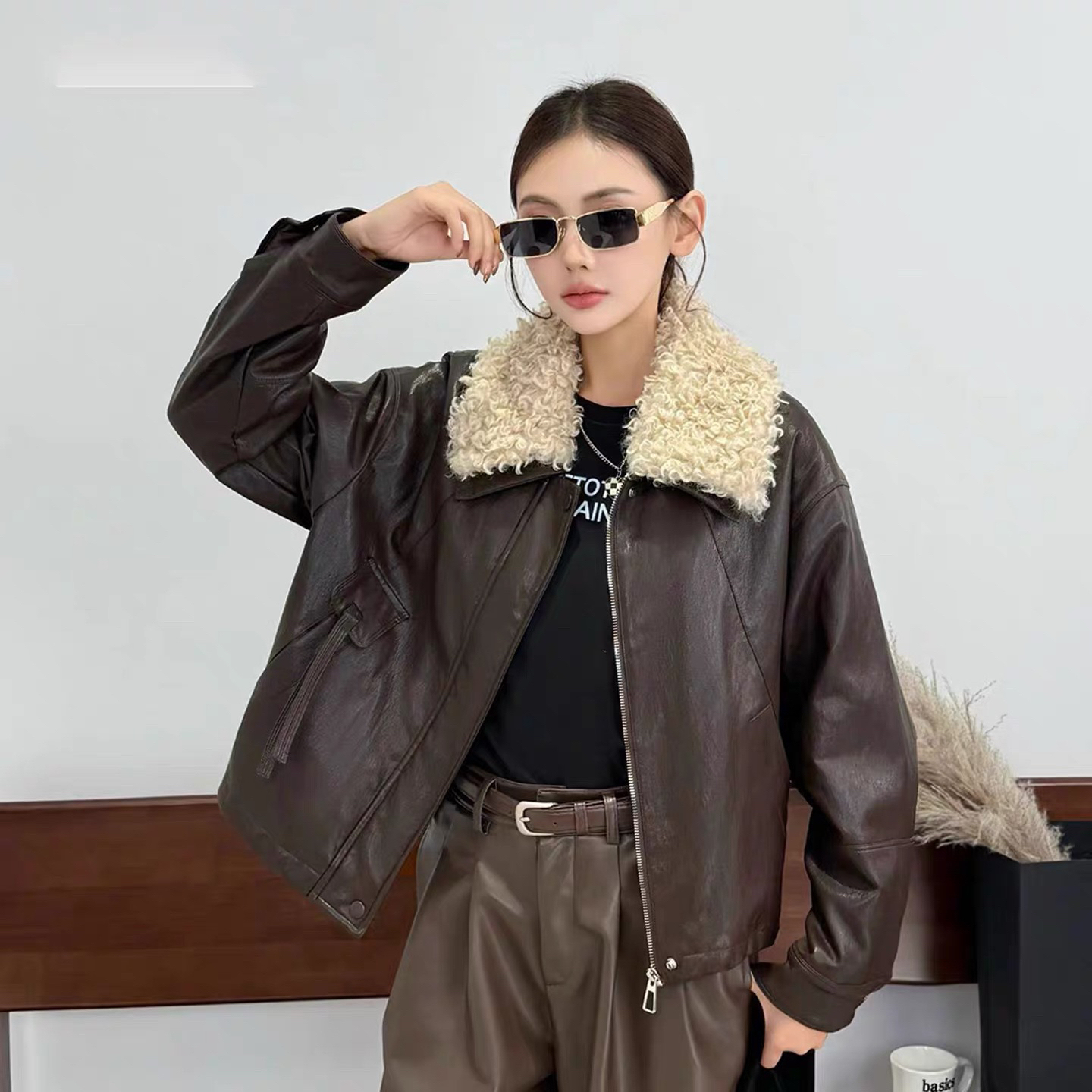 8077大翻领毛毛皮外套样衣