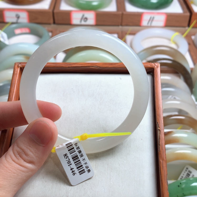 【闪购商品】和田玉手镯未镶嵌57