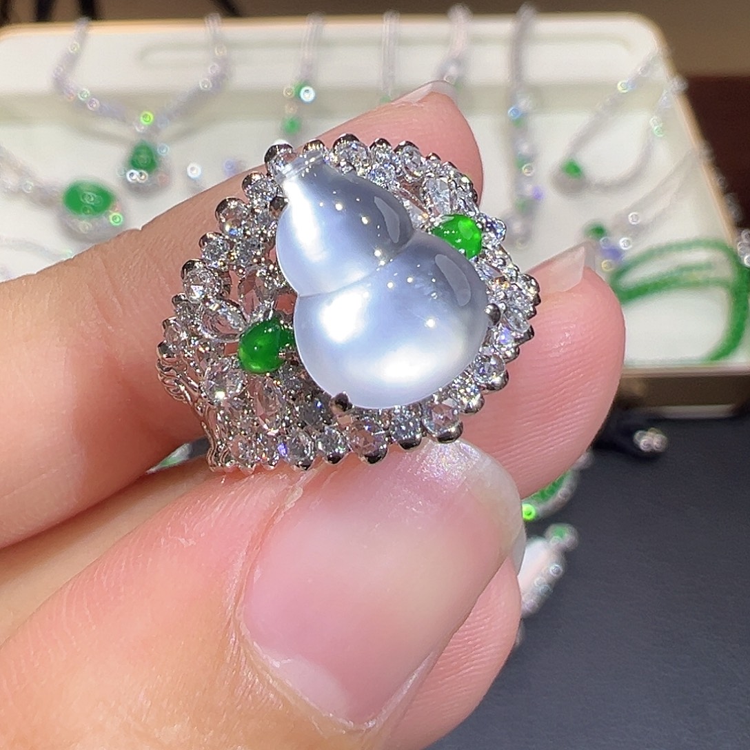 翡翠18K金镶嵌戒指