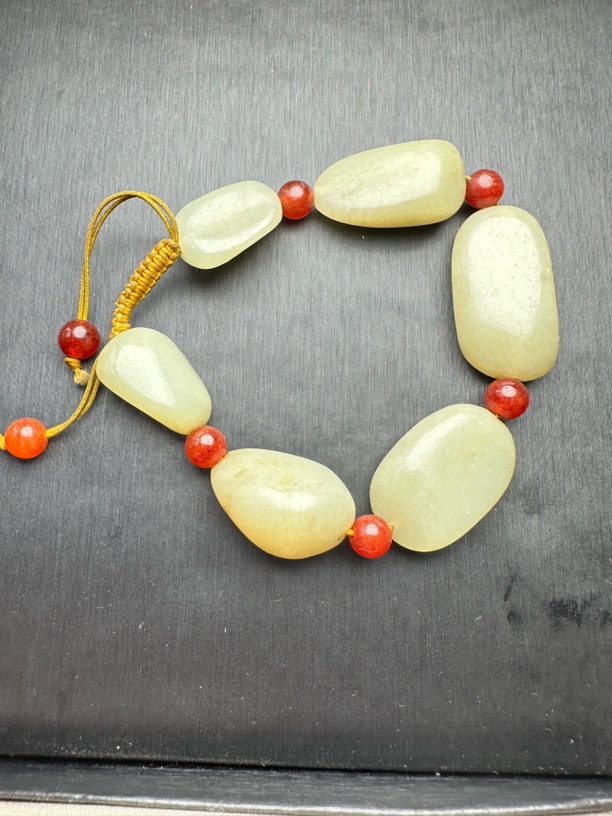 天然新疆和田玉若羌黄口随型手串质地细腻高端