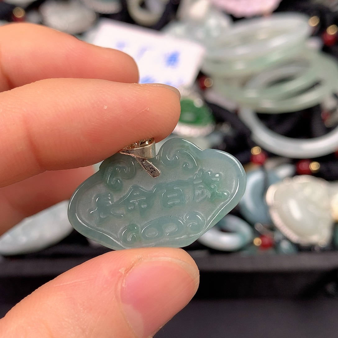 宝***奶翡翠未镶嵌颈饰多样性发货1件