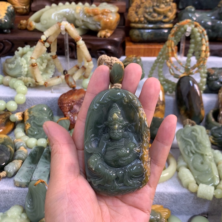 柒***柒未镶嵌岫岩河磨玉（透闪石质玉）把件