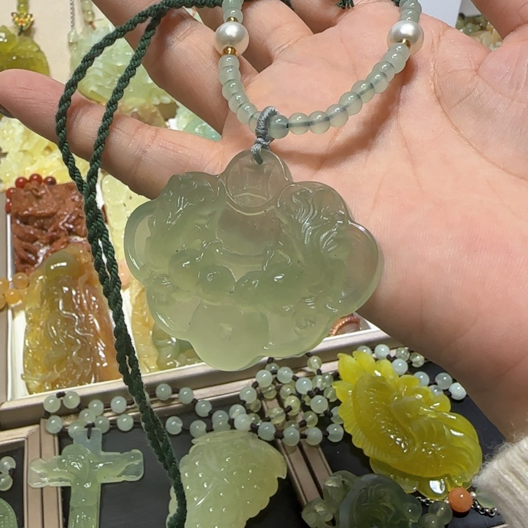 未镶嵌蛇纹石玉吊坠