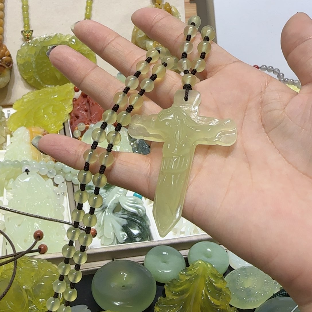 未镶嵌蛇纹石玉吊坠