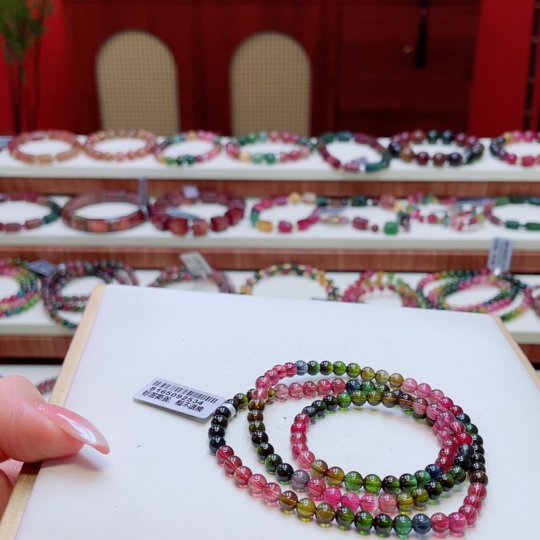 颈饰未镶嵌碧玺多样性发其一