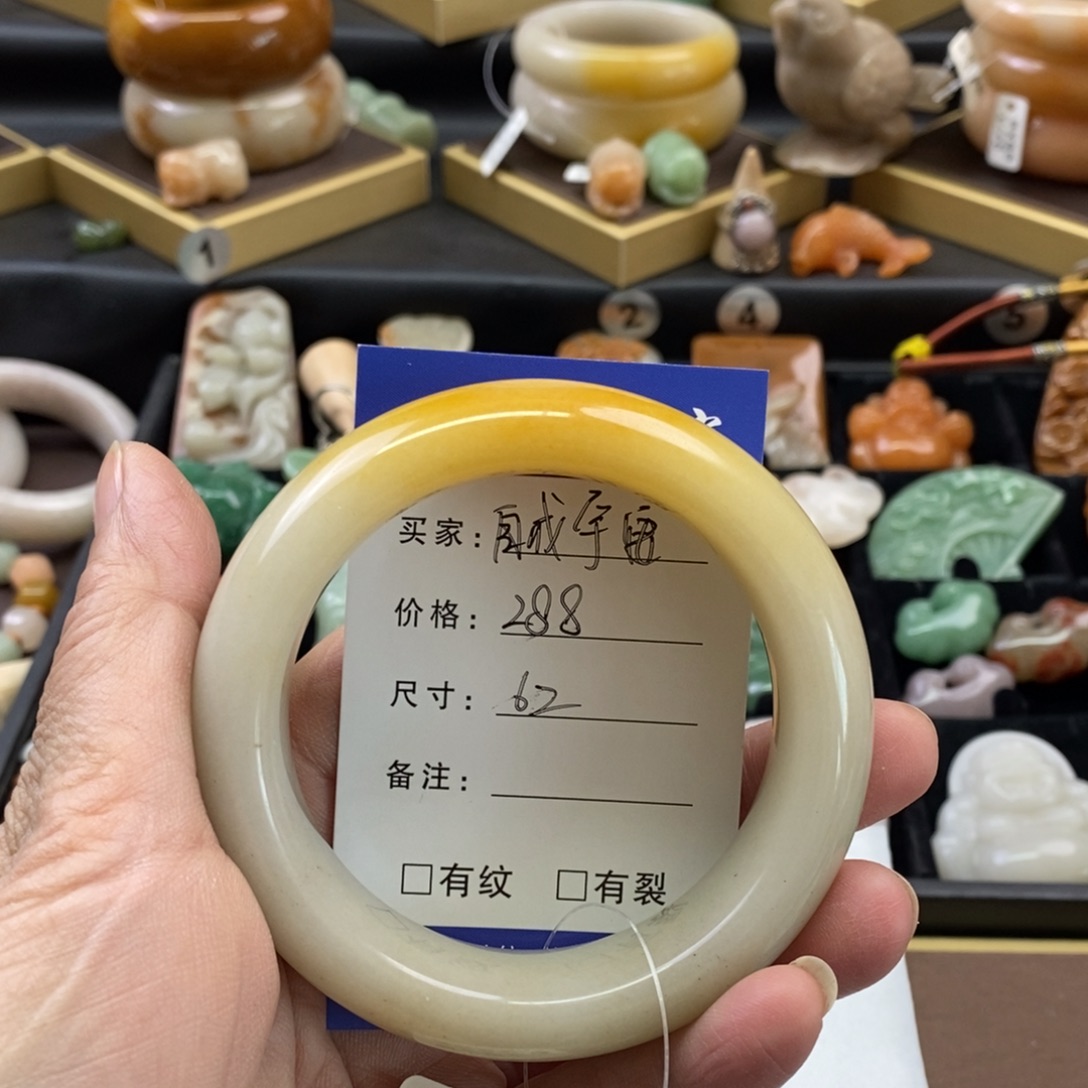 自***宙石英质玉未镶嵌手镯