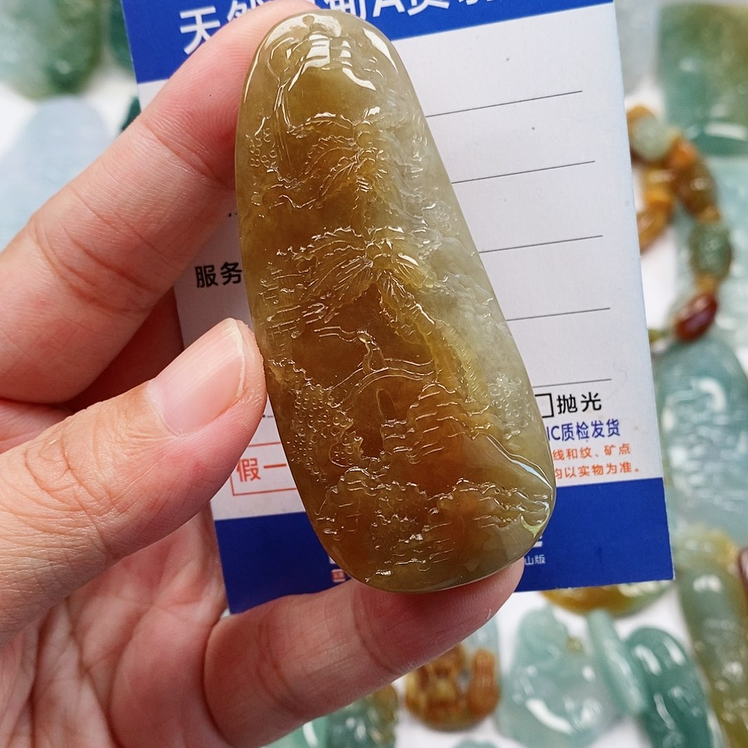 翡翠未镶嵌颈饰山水