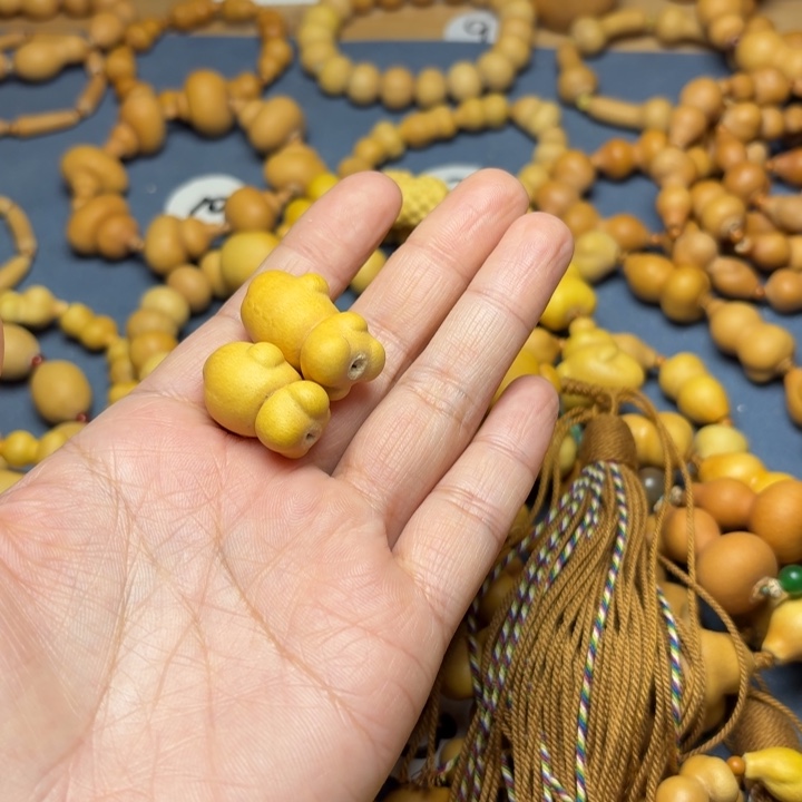 ****啦精挑2个外星人，小怪兽