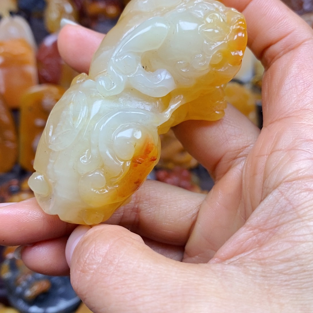 石英质玉（黄龙玉）颈饰未镶嵌