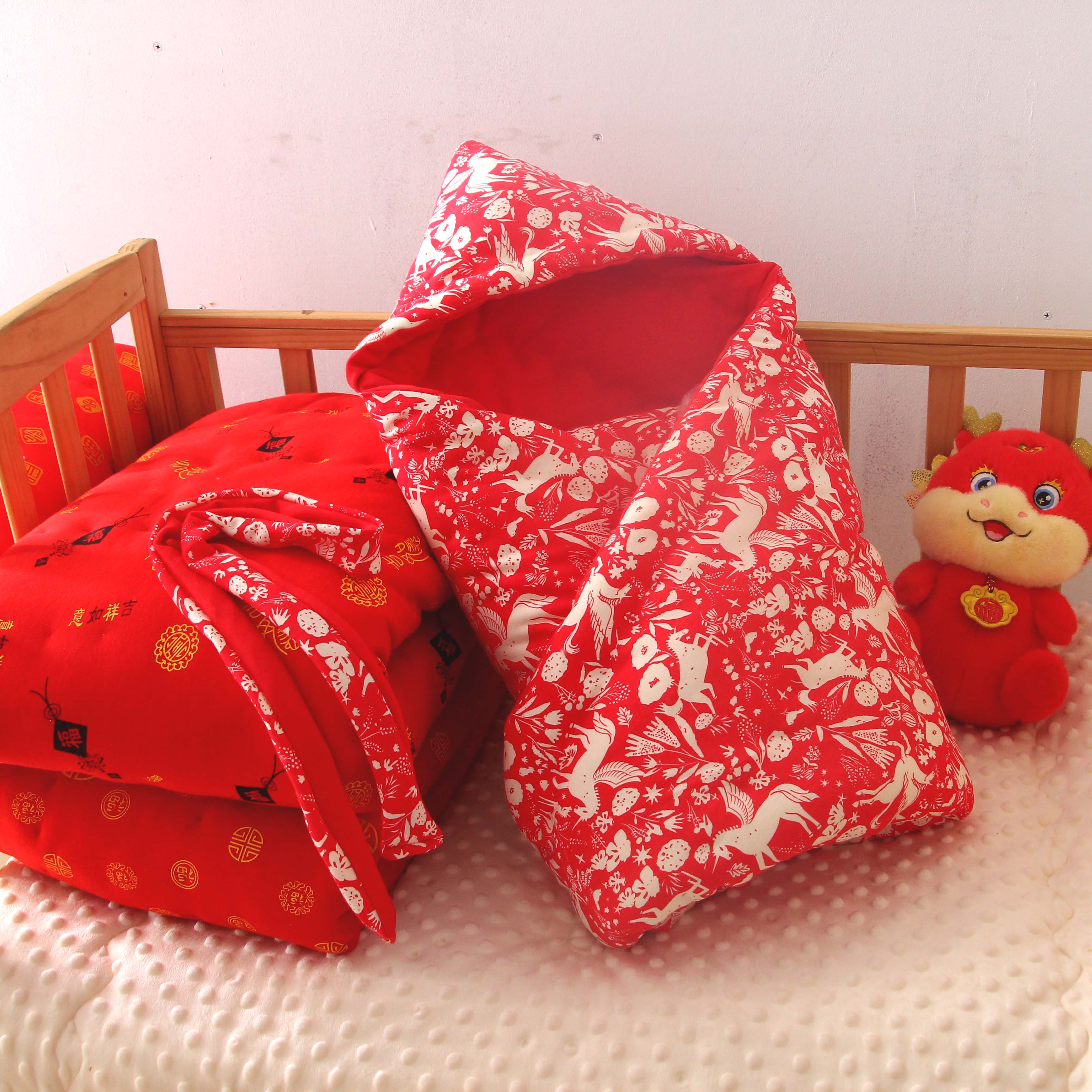 戴帽款红色百福纯棉花婴儿产房抱被手缝冬厚保暖外出薄款室内包被