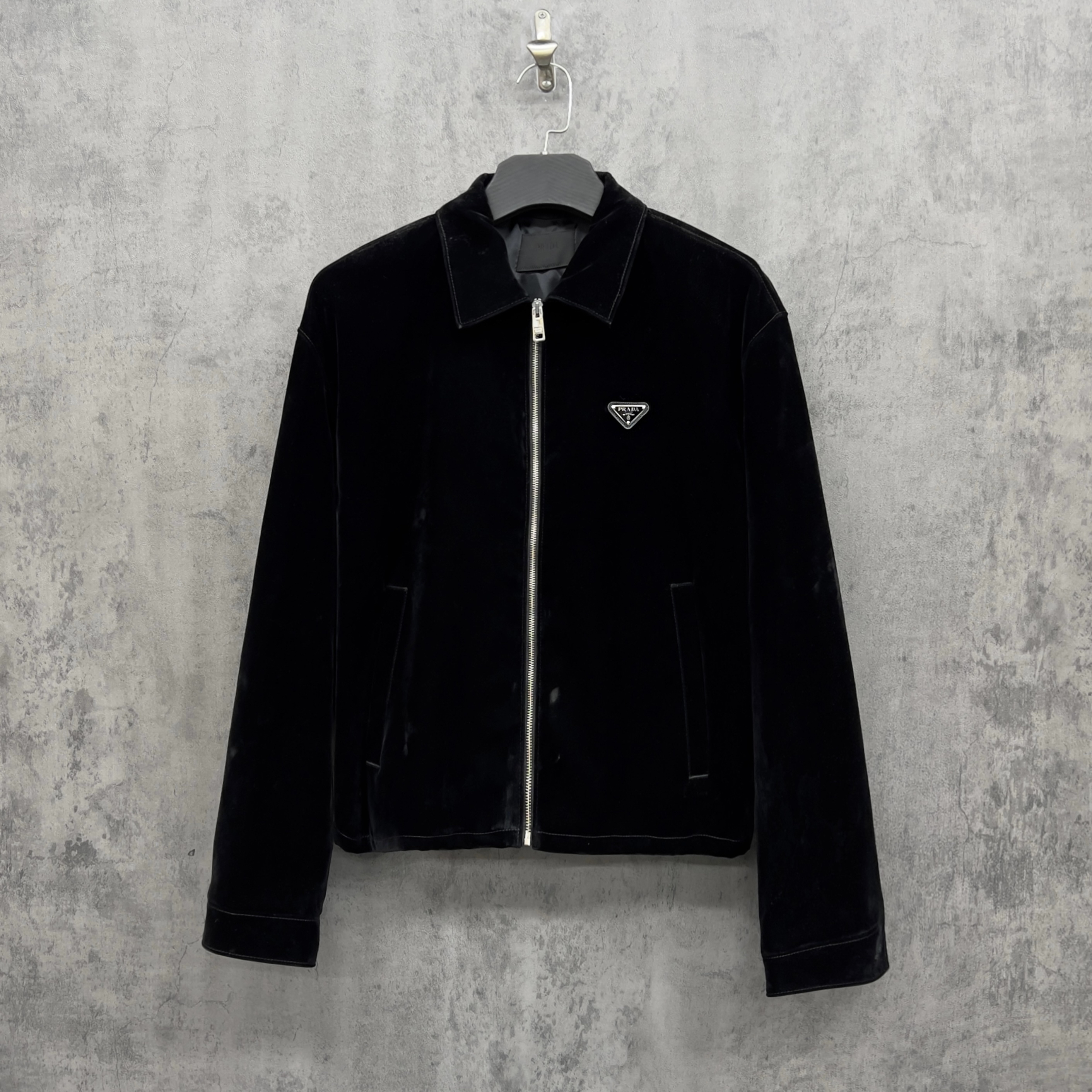 99新 Prada/普拉达 最新款天鹅绒三角标Logo夹克/WK110/L码/宽松