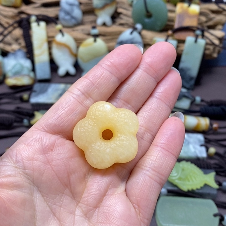 蛇纹石玉未镶嵌颈饰