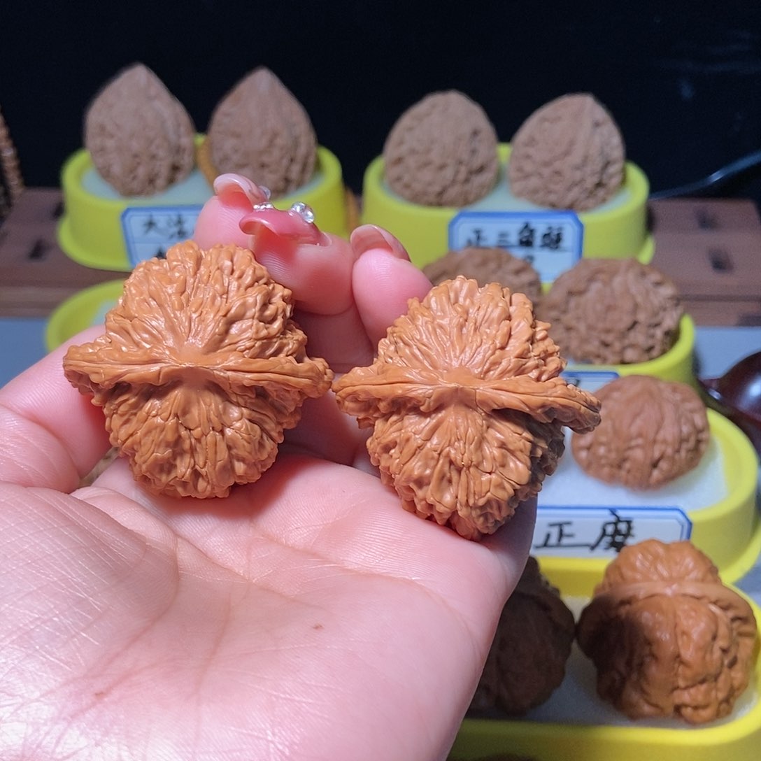 文玩核桃吊坠始**见楼子