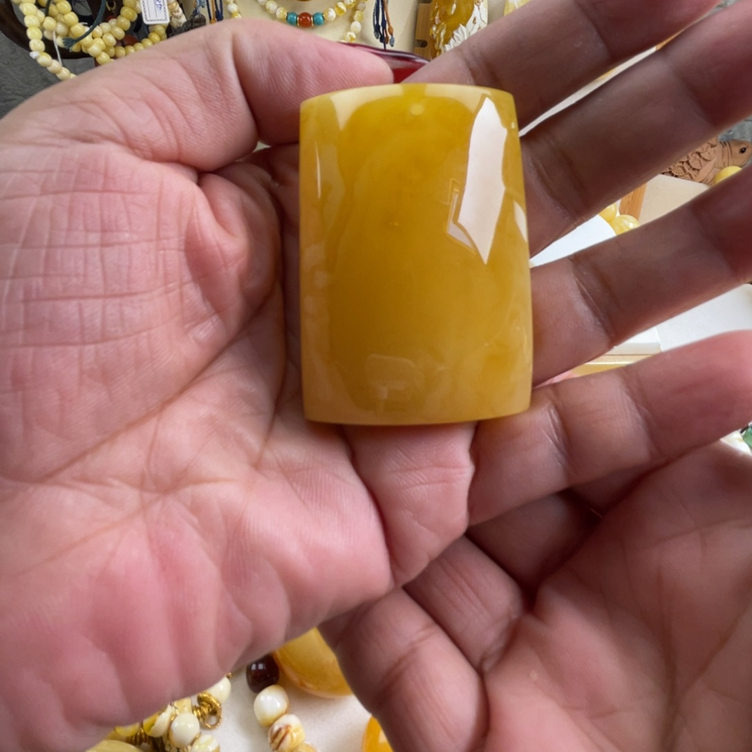 琥珀颈饰未镶嵌，