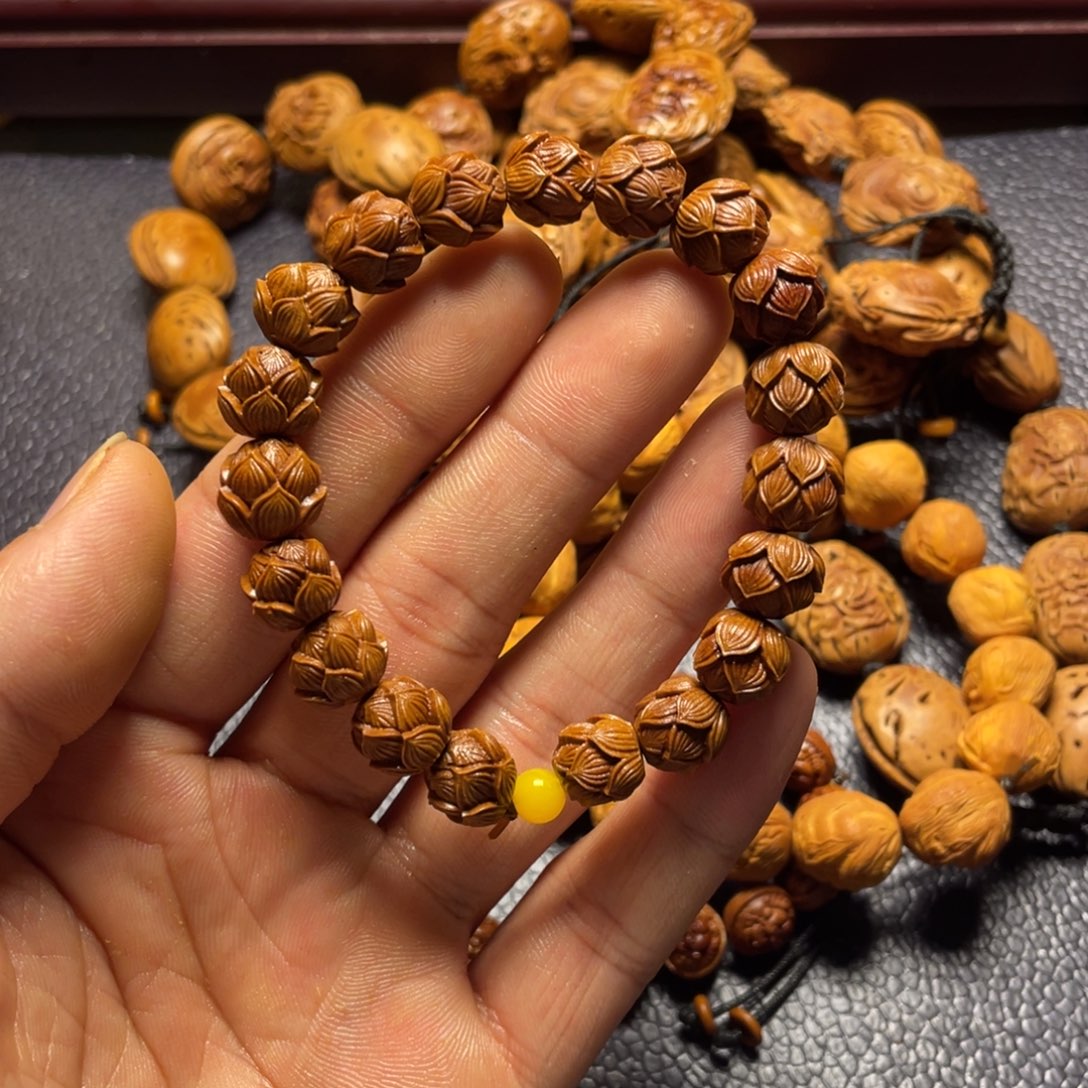 龙纹桃核雕刻瑕疵莲花