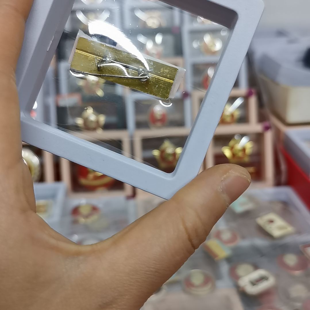 其他普通金属曲****长红色收藏纪念章1枚