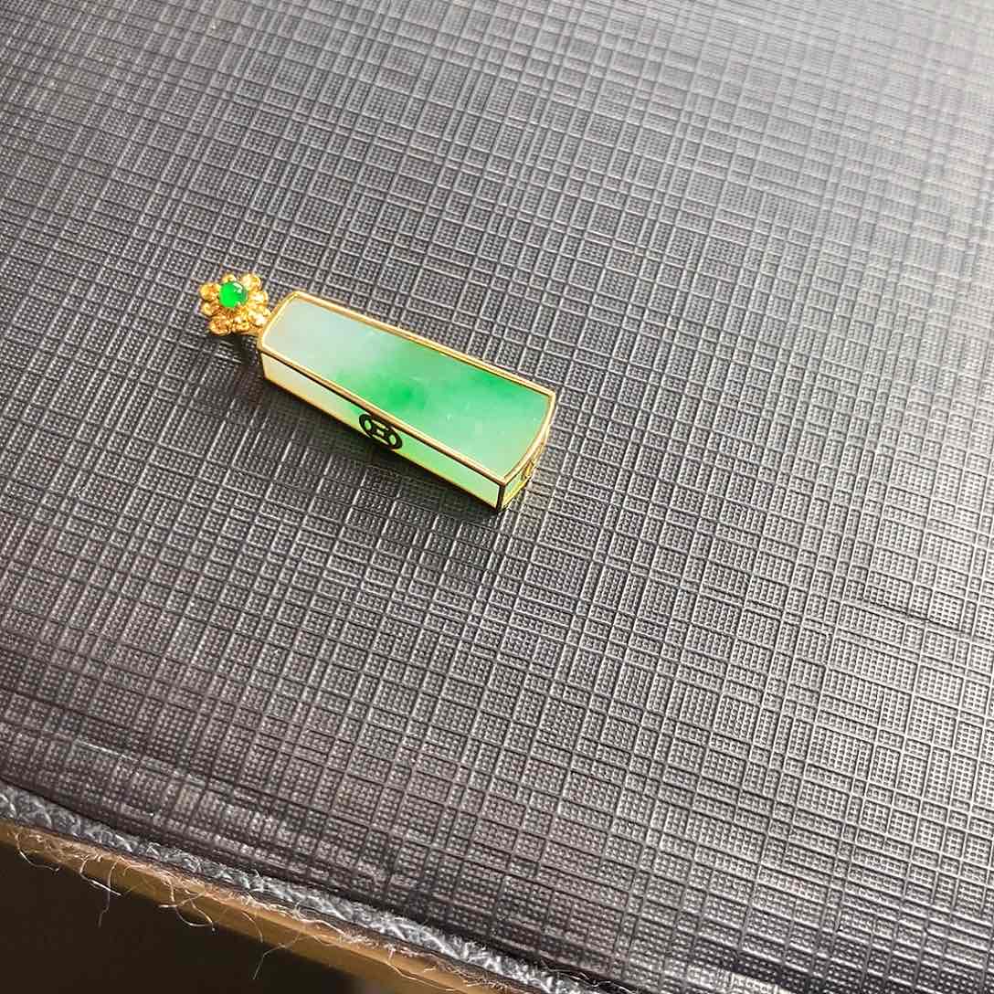 翡翠颈饰18K金镶嵌翡翠