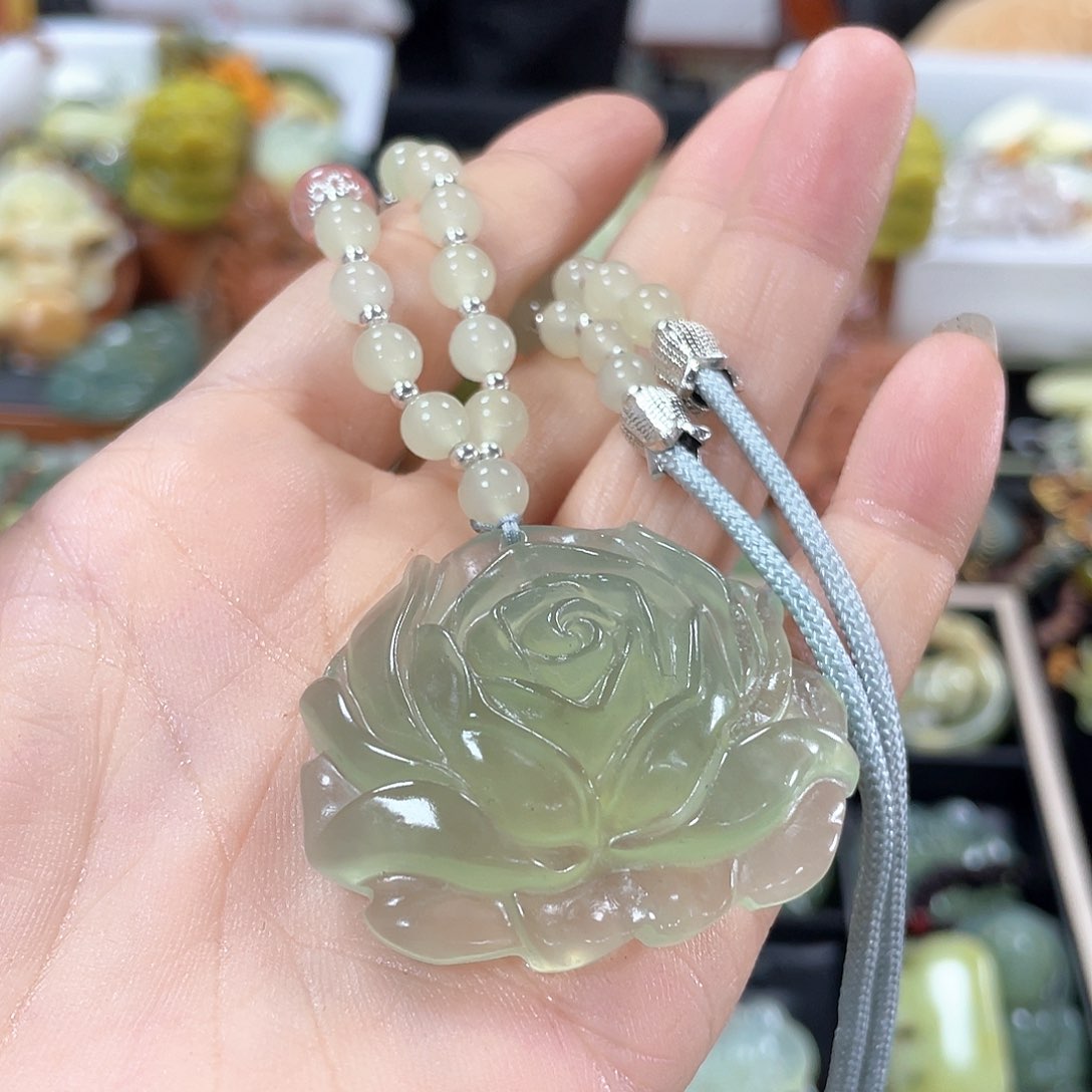 蛇纹石玉颈饰未镶嵌