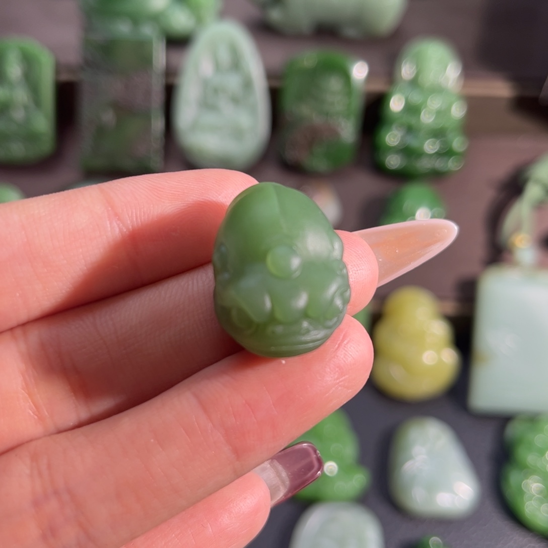 和田玉颈饰未镶嵌粉绿蟾定制