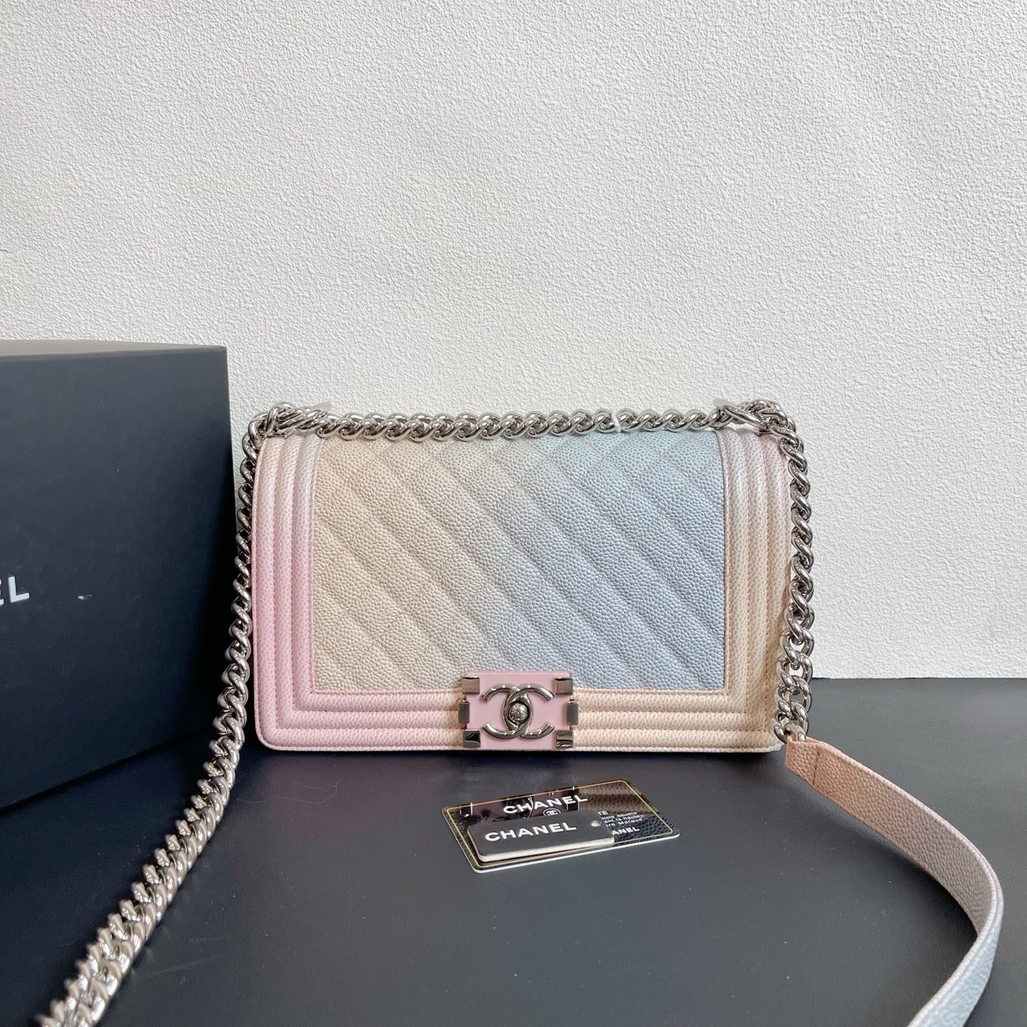 95新 Chanel/香奈儿 98新 奢总管/彩虹中号leboy包/25开有卡