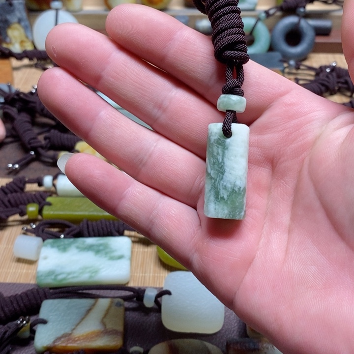 蛇纹石玉挂件未镶嵌