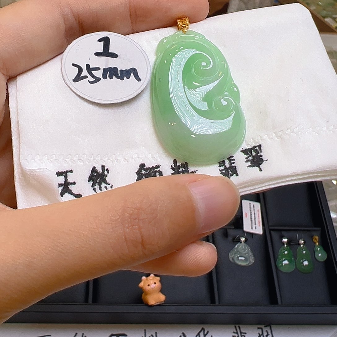 翡翠颈饰18K金镶嵌翡翠