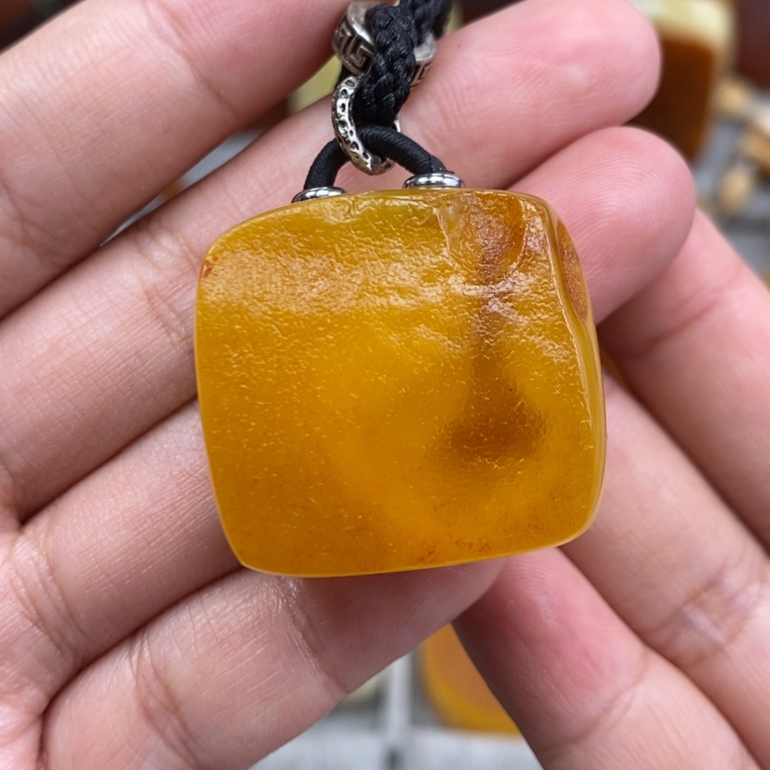 琥珀吊坠(赠链)未镶嵌