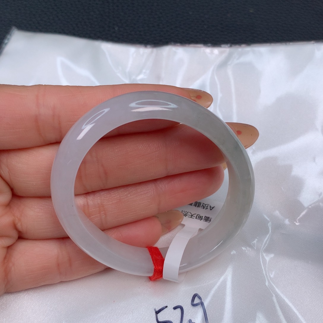 翡翠手镯未镶嵌………..