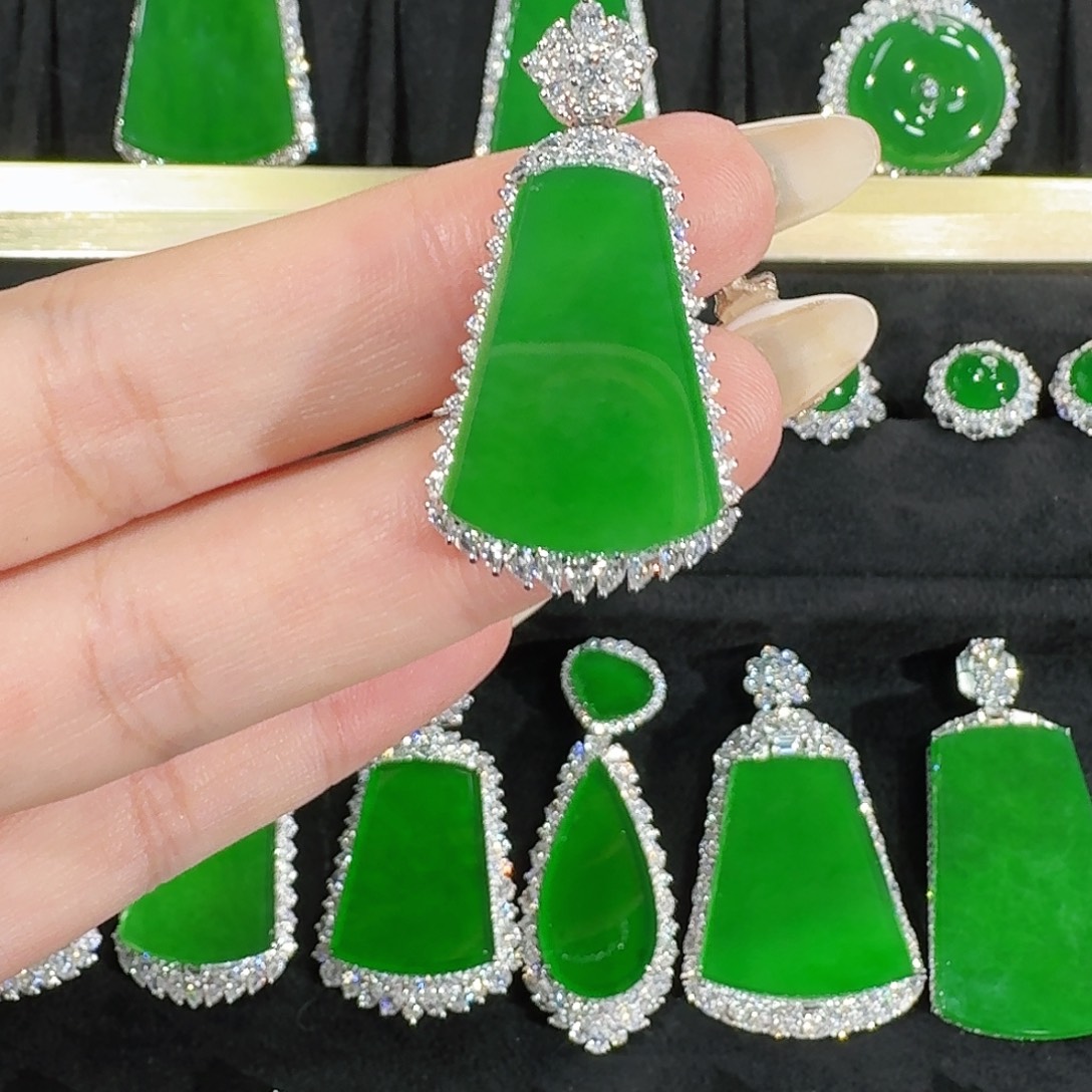 翡翠18K金镶嵌颈饰无事牌