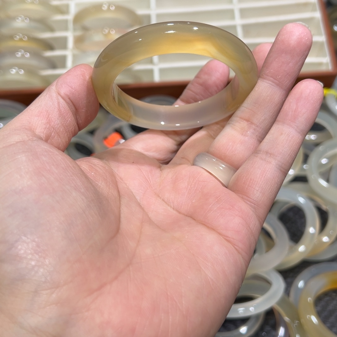 玛瑙/玉髓未镶嵌手镯5556圈有包容2.5