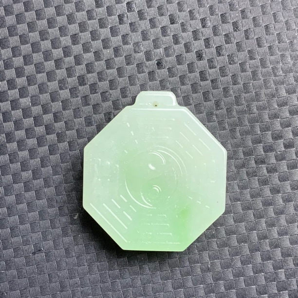 和田玉俄翠太极八卦吊坠
