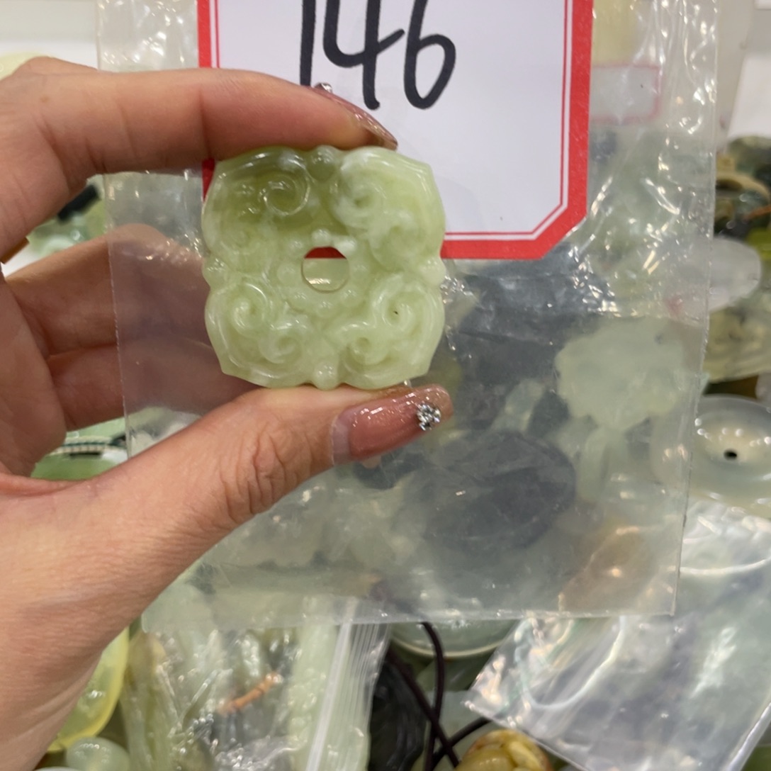 蛇纹石玉颈饰未镶嵌