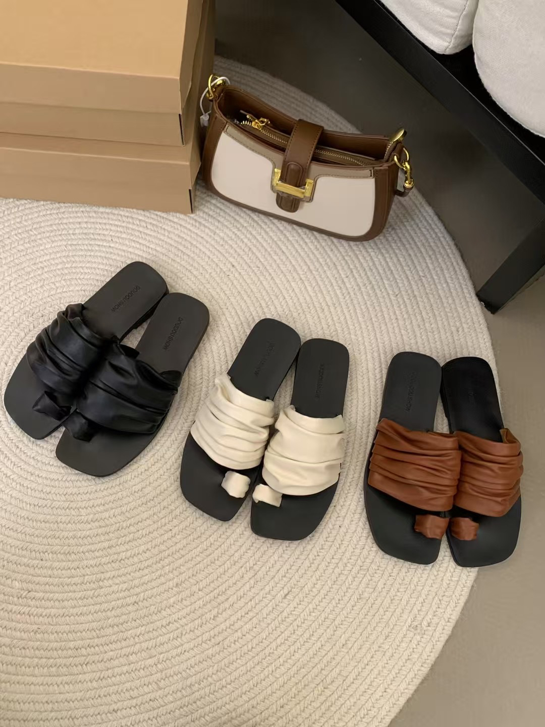 2025时尚褶皱款头防水台日常平底套趾一字拖小众法式凉拖鞋鞋子