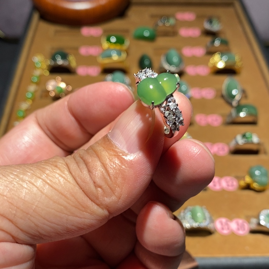 怕***临和田玉未镶嵌戒指