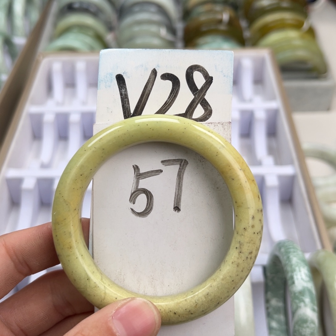 岫玉手镯未镶嵌天然岫玉微瑕，可以正常佩戴