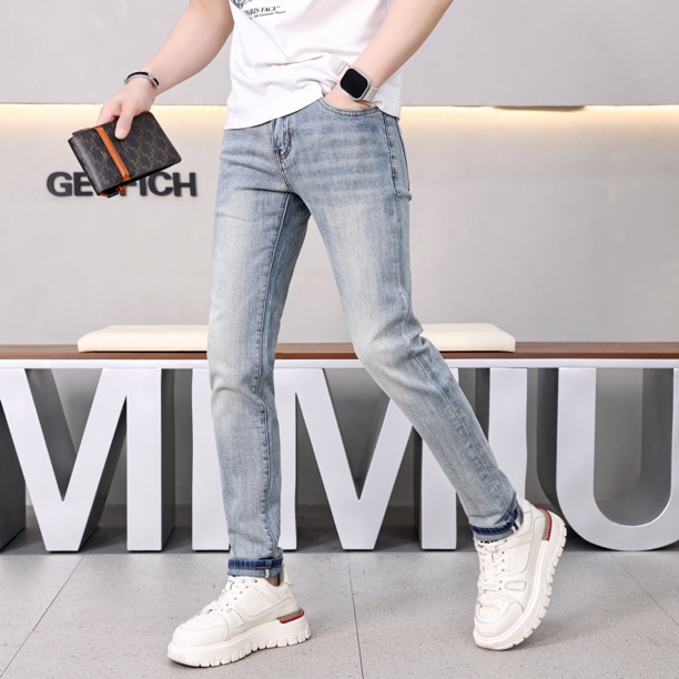 《2025春夏新品8908 》时尚简约修身百搭浅蓝色弹力牛仔长裤