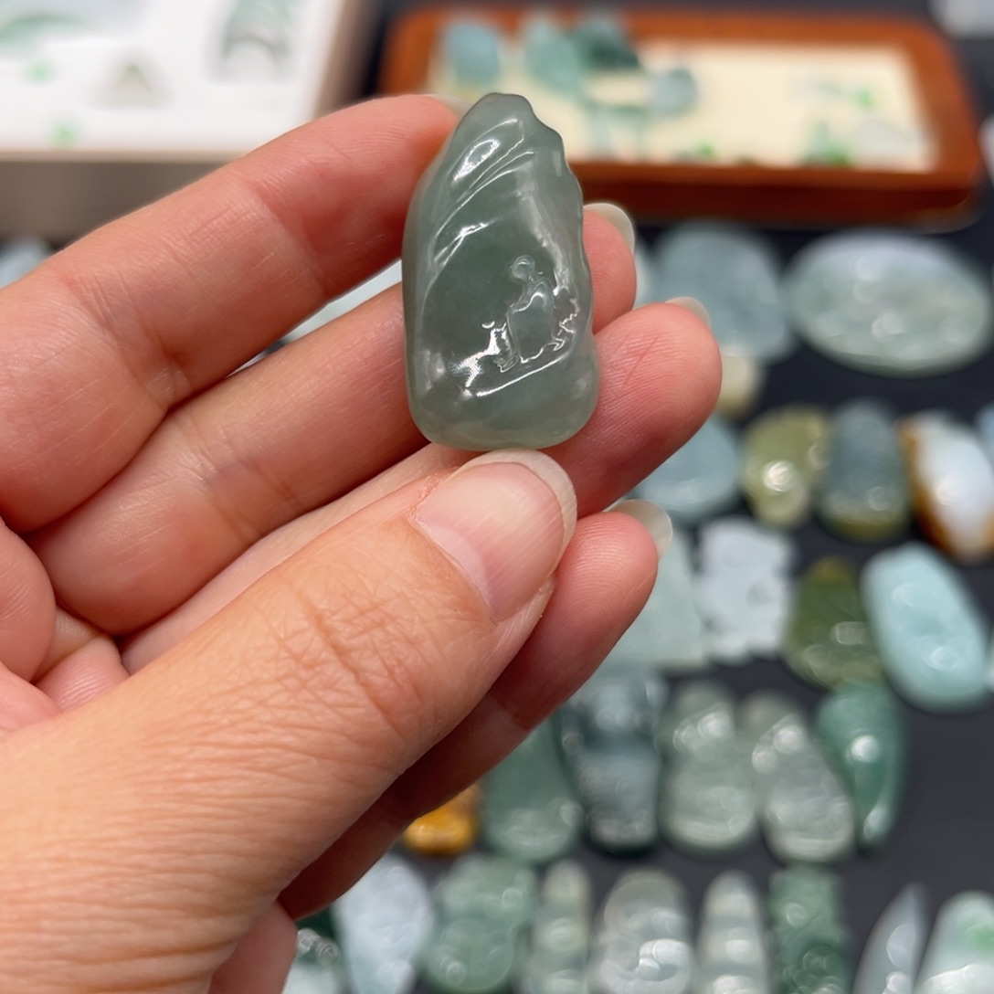 翡翠未镶嵌颈饰悟道