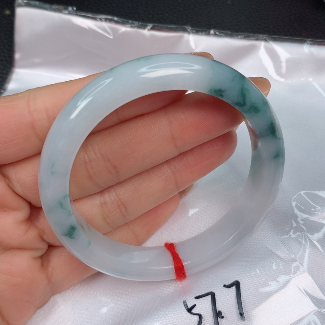 翡翠手镯未镶嵌……