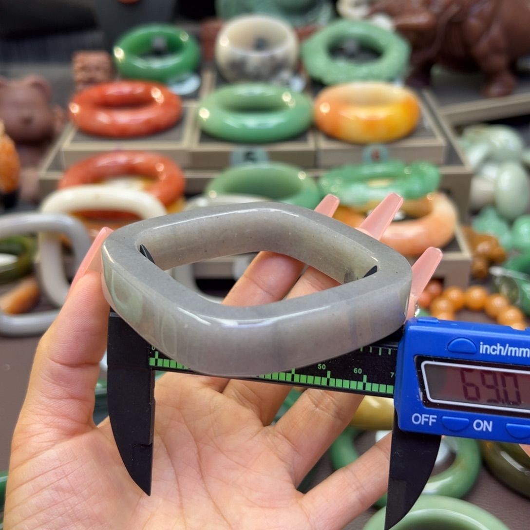 未镶嵌手镯石英岩玉