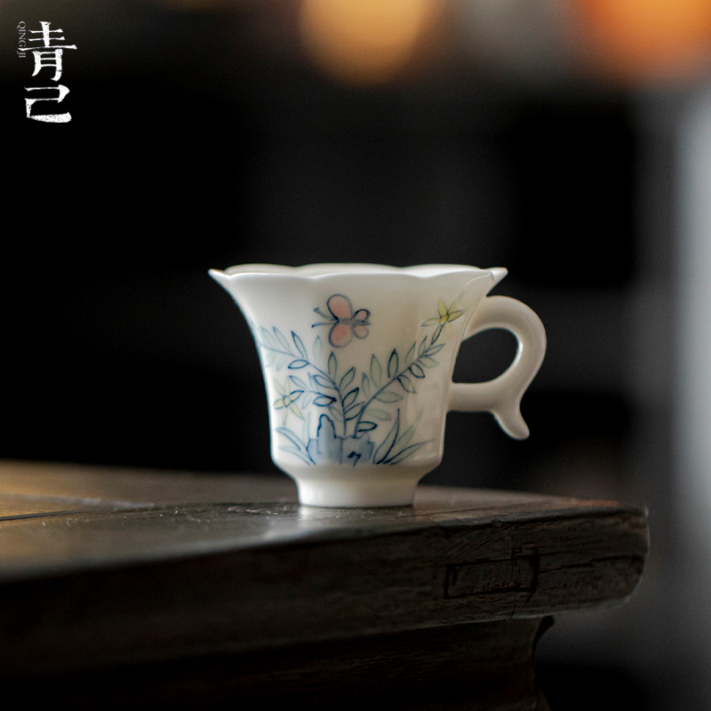  青己手绘青花蝶栖芳影提耳茶杯功夫茶具家用陶瓷单杯花口品茗杯