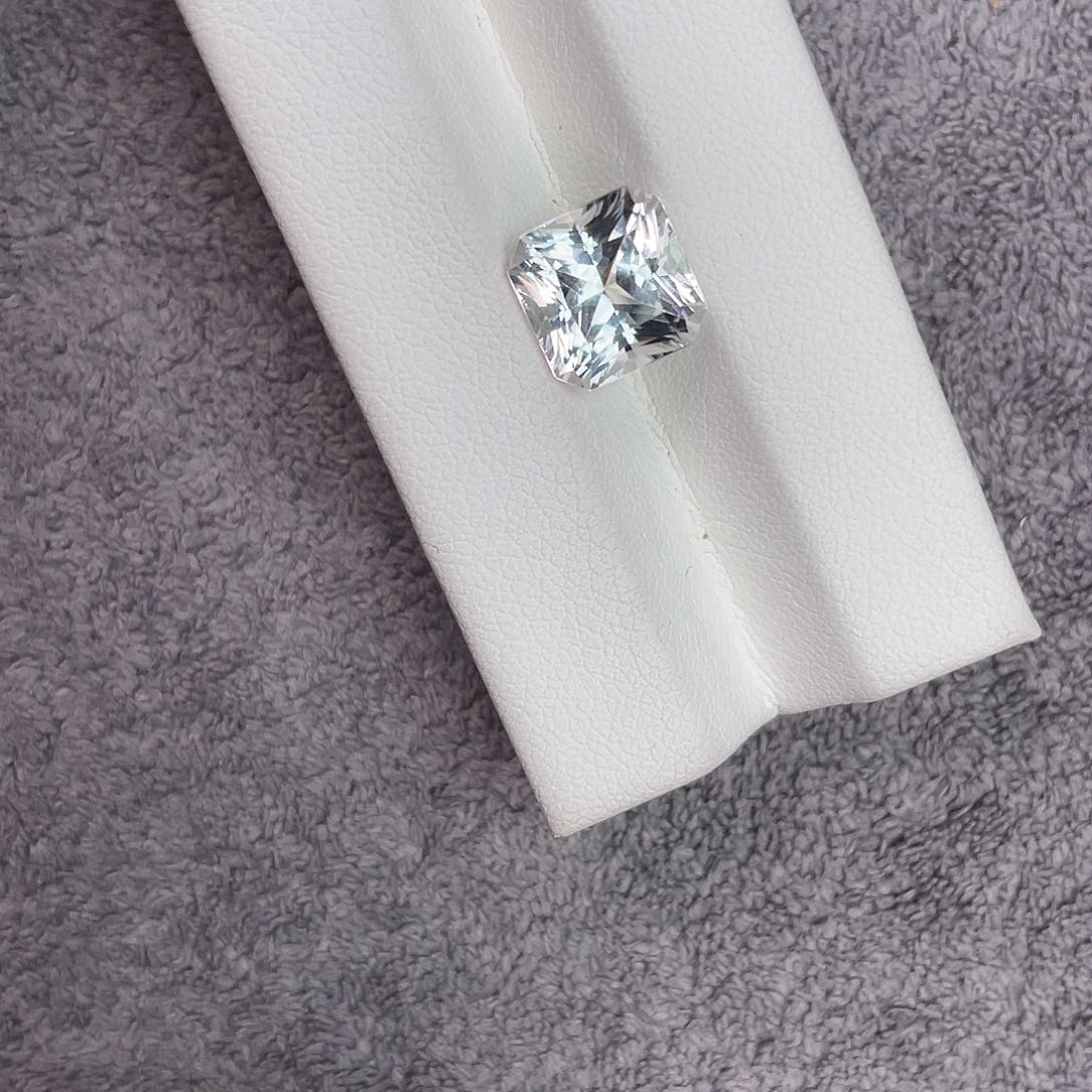 托帕石裸石未镶嵌6.1Ct。  