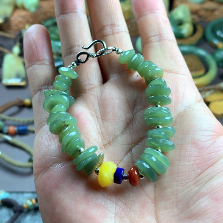 吊坠(赠链)未镶嵌岫岩河磨玉（透闪石质玉）V***i