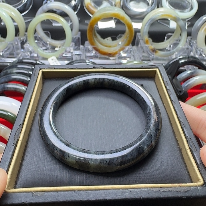 和田玉未镶嵌手镯