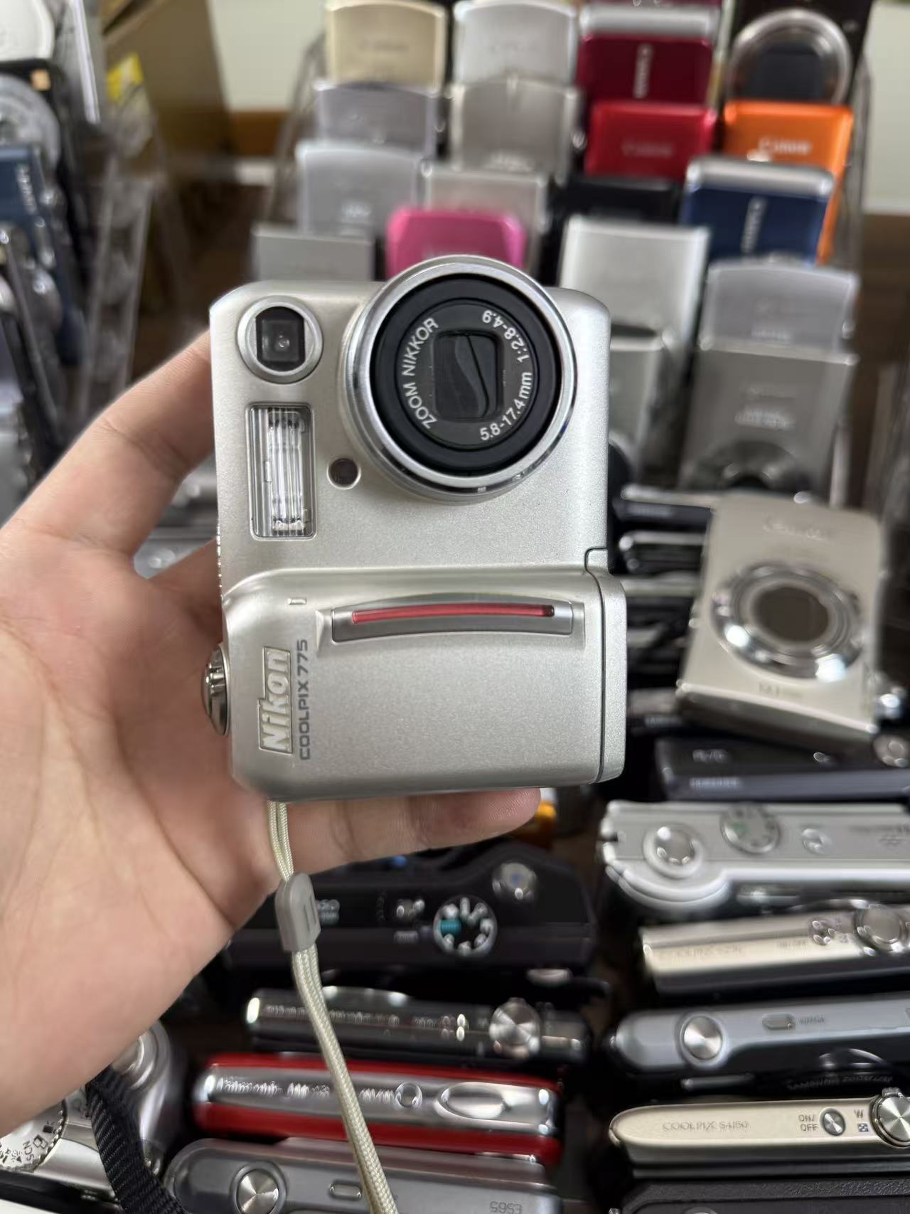 95新 Nikon/尼康 X775九成新复古式c相机带配件可自拍拍照出片