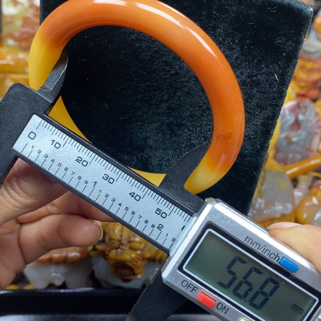 未镶嵌石英质玉（黄龙玉）颈饰