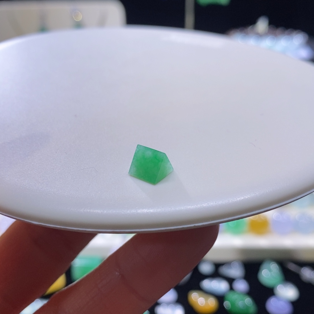 小****翡翠未镶嵌颈饰翡翠冰绿随形（放漏）