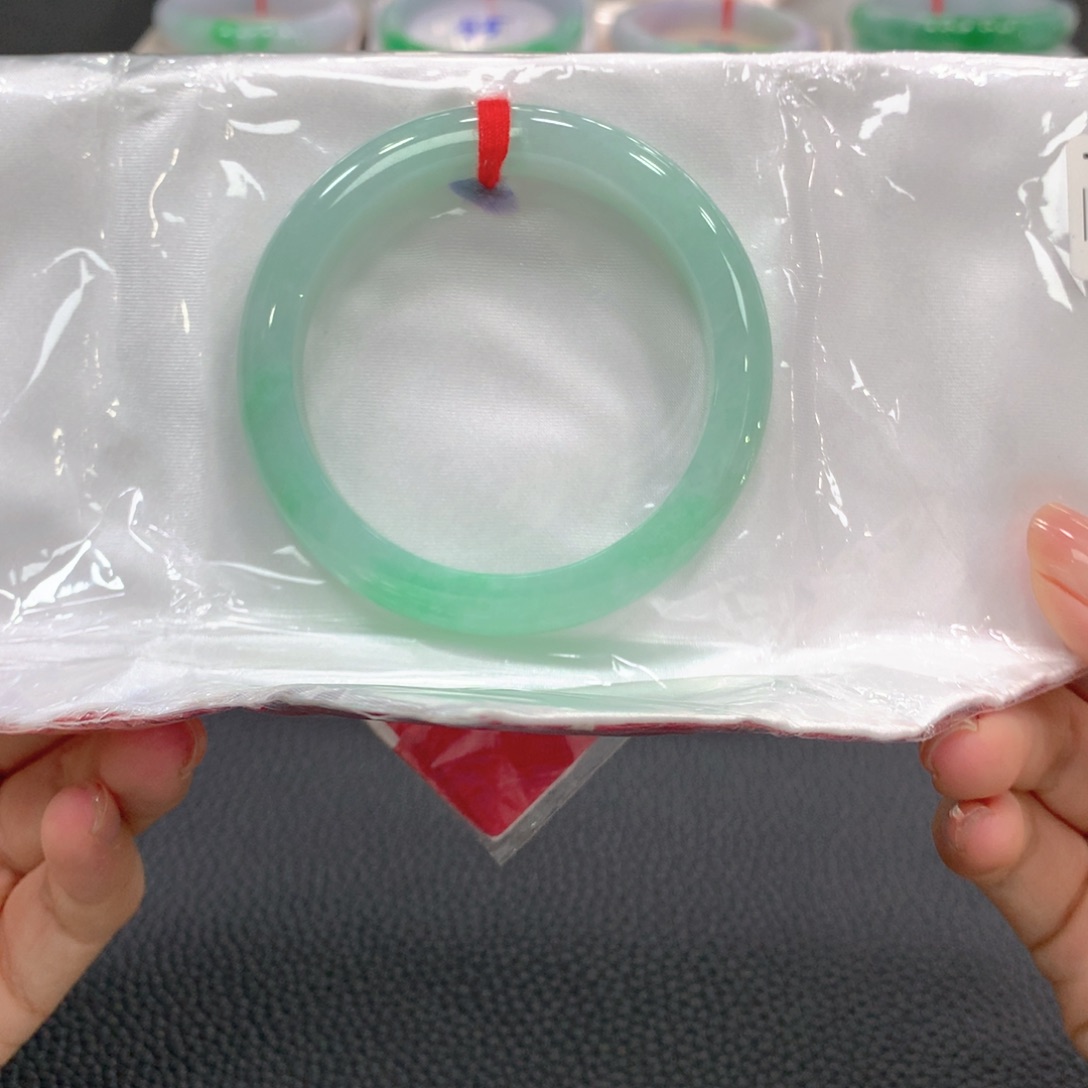 翡翠手镯未镶嵌翡翠