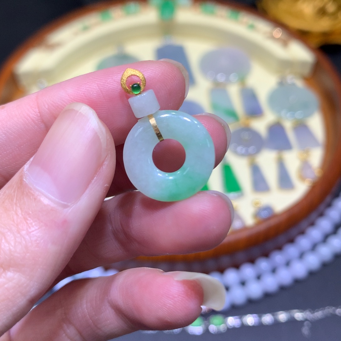 翡翠吊坠(不含链)18K金镶嵌