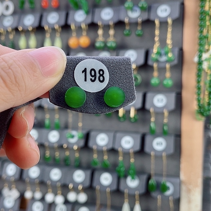 18K金镶嵌和田玉耳饰