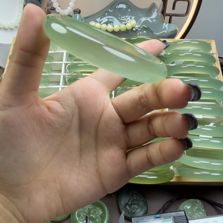 可***颂岫玉未镶嵌手镯瑕